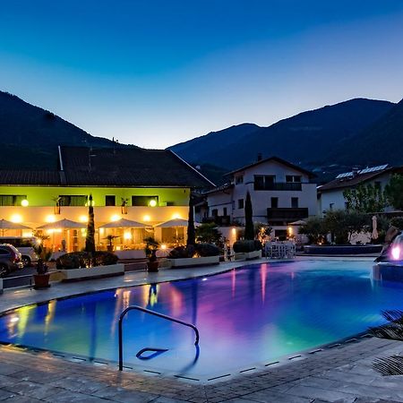 Schlosshof Charme Resort - Hotel & Camping Lana Eksteriør billede