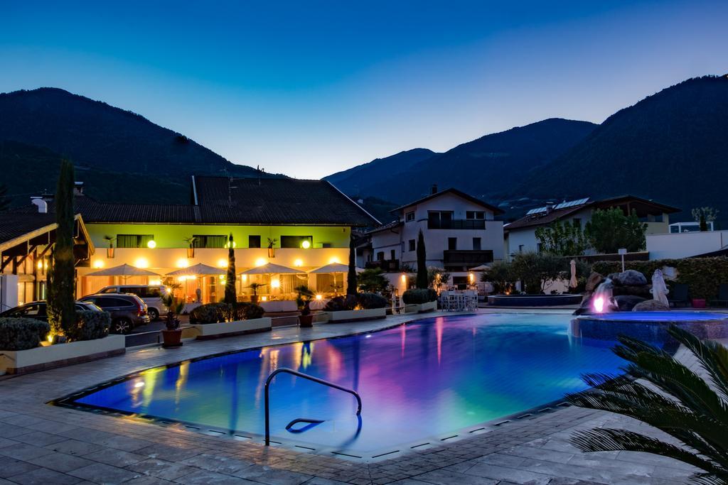 Schlosshof Charme Resort - Hotel & Camping Lana Eksteriør billede